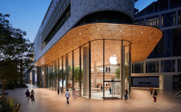 Tim Cook otwiera pierwszy sklep Apple w Indiach